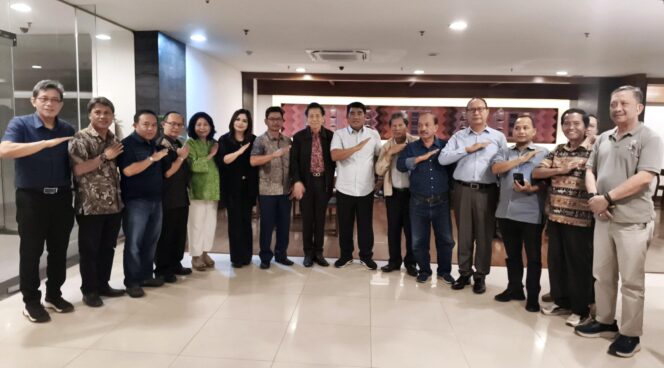 
					Foto bersama Pengurus Pusat PMTI usai rapat kerja di Hotel Lume'os Cempaka Putih Jakarta pada Jumat (10/4/2026). Foto: Vressnews
