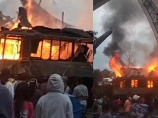 Satu unit rumah panggung di Awan Rantekarua terbakar, Minggu sore (12/4/2026). Foto: Istimewa