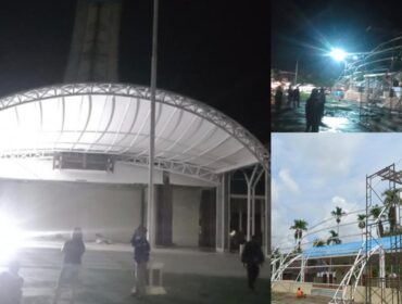 Atap tribun lapangan bakti Rantepao mulai diperbaiki sejak Minggu (12/4/2026). Foto: Istimewa