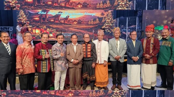 
					Ketum Hikmat Dr. Samuel U. Sampebulu (tengah) bersama Pengurus Himpunan Keluarga Masyarakat Toraja (HIKMAT) Bandung - Cimahi. Foto: Istimewa