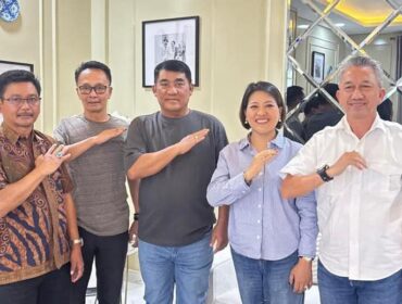 PMTI Sulawesi Barat saat bersama Ketua Umum PMTI Yulius Selvanus Lumbaa, dan Sekjen PMTI Dating Palembangan. Foto: Istimewa