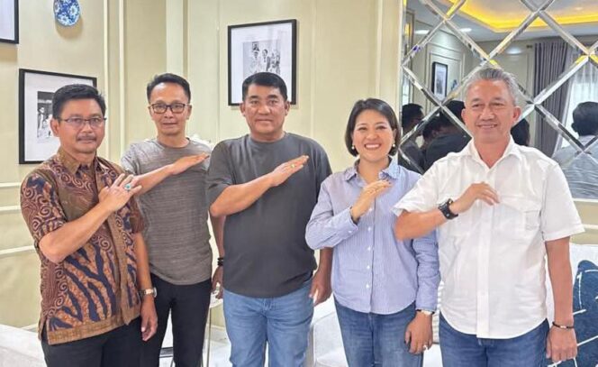 
					PMTI Sulawesi Barat saat bersama Ketua Umum PMTI Yulius Selvanus Lumbaa, dan Sekjen PMTI Dating Palembangan. Foto: Istimewa