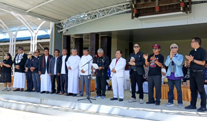 
					Pembacaan Maklumat dan Desakan dari FKUB di Toraja saat Doa Bersama Sangtorayan pada Sabtu (25/4/2026). Foto: Istimewa