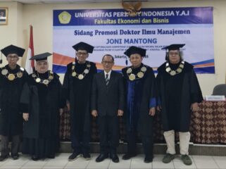 Joni Mantong (kedua dari kanan) usai menyelesaikan sidang promosi gelar Doktor di Universitas Persada Indonesia YAI, pada Jumat (17/4/2026). Foto: Istimewa