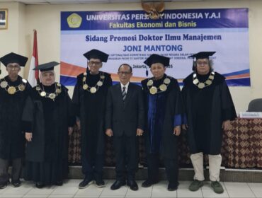 Joni Mantong (kedua dari kanan) usai menyelesaikan sidang promosi gelar Doktor di Universitas Persada Indonesia YAI, pada Jumat (17/4/2026). Foto: Istimewa