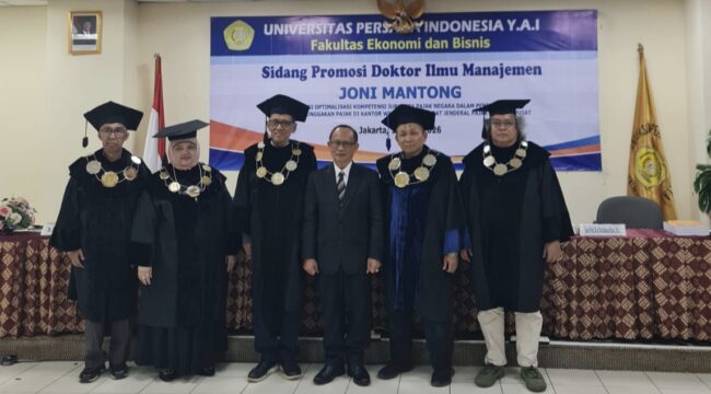Joni Mantong (kedua dari kanan) usai menyelesaikan sidang promosi gelar Doktor di Universitas Persada Indonesia YAI, pada Jumat (17/4/2026). Foto: Istimewa