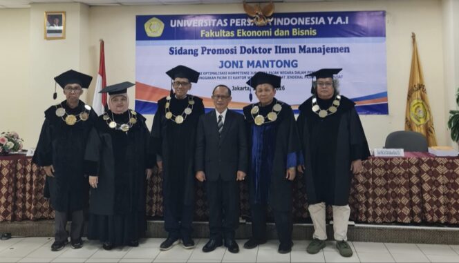 
					Joni Mantong (kedua dari kanan) usai menyelesaikan sidang promosi gelar Doktor di Universitas Persada Indonesia YAI, pada Jumat (17/4/2026). Foto: Istimewa