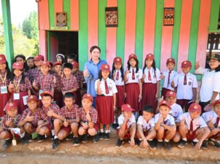 Eva Stevany Rataba, Anggota DPR RI Fraksi NasDem Komisi X saat bersama anak sekolah di Toraja. Foto: Istimewa