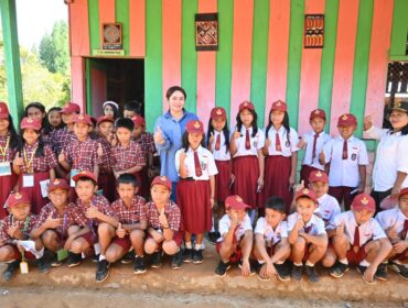 Eva Stevany Rataba, Anggota DPR RI Fraksi NasDem Komisi X saat bersama anak sekolah di Toraja. Foto: Istimewa