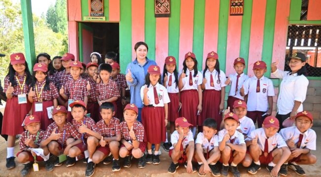 Eva Stevany Rataba, Anggota DPR RI Fraksi NasDem Komisi X saat bersama anak sekolah di Toraja. Foto: Istimewa