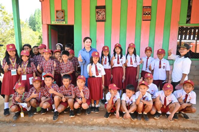 
					Eva Stevany Rataba, Anggota DPR RI Fraksi NasDem Komisi X saat bersama anak sekolah di Toraja. Foto: Istimewa