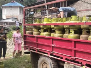 Distribusi gas elpiji 3 Kg di Simbuang-Mappak. Foto: Istimewa