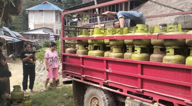 Distribusi gas elpiji 3 Kg di Simbuang-Mappak. Foto: Istimewa