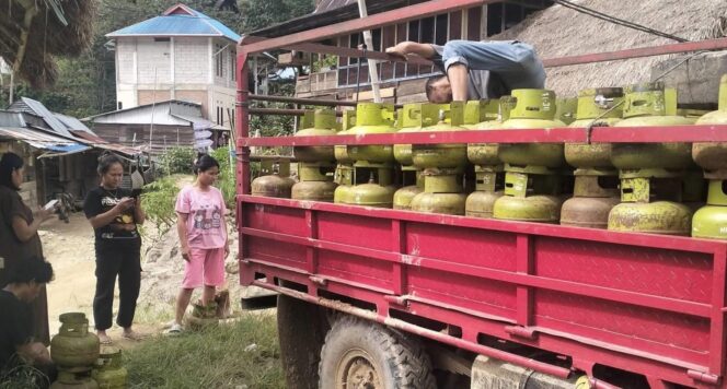 
					Distribusi gas elpiji 3 Kg di Simbuang-Mappak. Foto: Istimewa