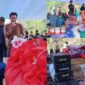 Penyaluran bantuan oleh Pemerintah Kabupaten Toraja Utara kepada Korban Kebakaran di Kecamatan Baruppu. Foto: Istimewa