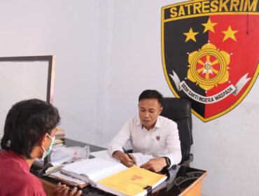 RS (baju merah) pelaku penikaman di Lembang Bau, Kecamatan Bonggakaradeng, diamankan di Mapolres Tana Toraja. Foto: Istimewa