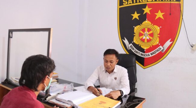 RS (baju merah) pelaku penikaman di Lembang Bau, Kecamatan Bonggakaradeng, diamankan di Mapolres Tana Toraja. Foto: Istimewa