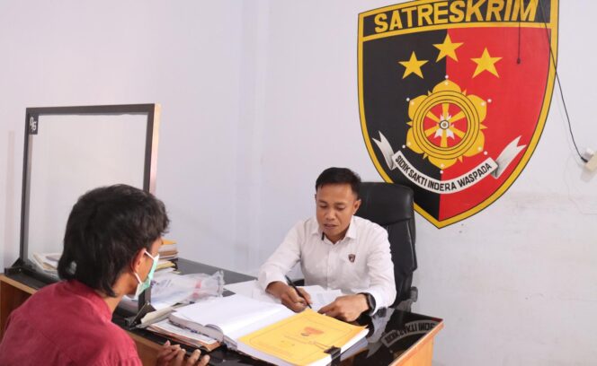 
					RS (baju merah) pelaku penikaman di Lembang Bau, Kecamatan Bonggakaradeng, diamankan di Mapolres Tana Toraja. Foto: Istimewa
