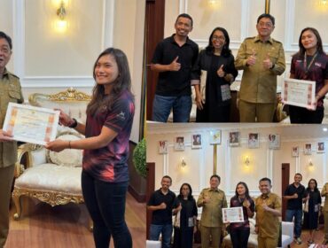 Bupati Toraja Utara Frederik Victor Palimbong, serahkan Piagam Penghargaan kepada Diando Upa Salurante peraih Juara 1 Kategori Wanita jarak 100 Kilometer Dievent Trail Run Rinjani 100. Foto: Istimewa