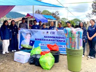 Eva Stevany Rataba dengan program NasDem Peduli serahkan bantuan kepada korban kebakaran di Baruppu. Foto: Istimewa