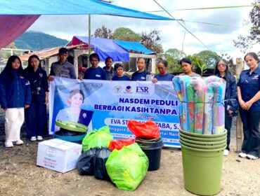 Eva Stevany Rataba dengan program NasDem Peduli serahkan bantuan kepada korban kebakaran di Baruppu. Foto: Istimewa