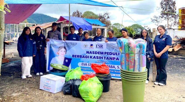 Eva Stevany Rataba dengan program NasDem Peduli serahkan bantuan kepada korban kebakaran di Baruppu. Foto: Istimewa