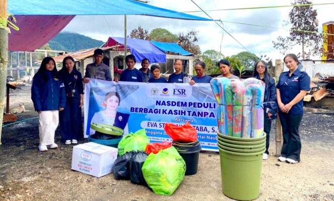 
					Eva Stevany Rataba dengan program NasDem Peduli serahkan bantuan kepada korban kebakaran di Baruppu. Foto: Istimewa