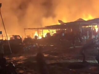 Kebakaran di Pasar Agro Sumillan, Kecamatan Alla, Enrekang, pada Rabu (13/5/2026) dini hari. Foto: Istimewa