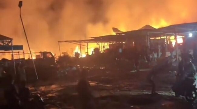 Kebakaran di Pasar Agro Sumillan, Kecamatan Alla, Enrekang, pada Rabu (13/5/2026) dini hari. Foto: Istimewa