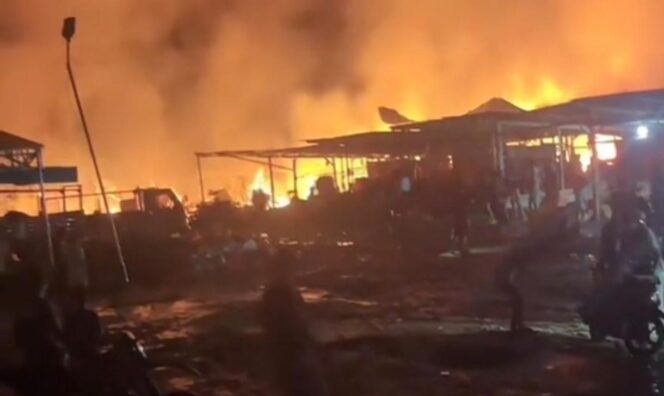 
					Kebakaran di Pasar Agro Sumillan, Kecamatan Alla, Enrekang, pada Rabu (13/5/2026) dini hari. Foto: Istimewa