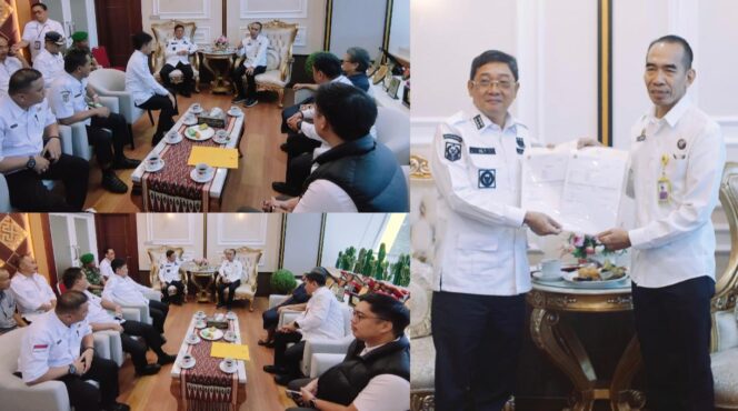 
					Penyerahan sertifikat aset daerah oleh Kantor Pertanahan Toraja Utara kepada Bupati Toraja Utara Frederik Victor Palimbong, pada Rabu (13/5/2026). Foto: Istimewa