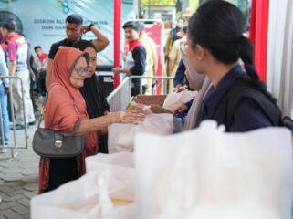 Pertamina salurkan paket sembako kepada masyarakat di Makassar. Foto: Istimewa