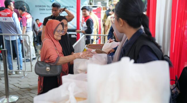 Pertamina salurkan paket sembako kepada masyarakat di Makassar. Foto: Istimewa