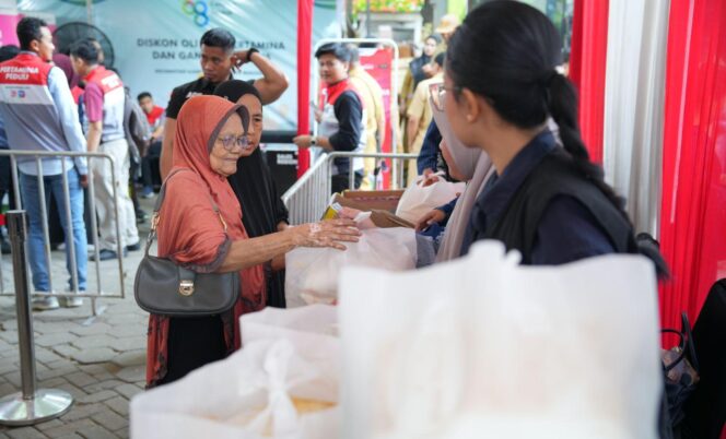 
					Pertamina salurkan paket sembako kepada masyarakat di Makassar. Foto: Istimewa
