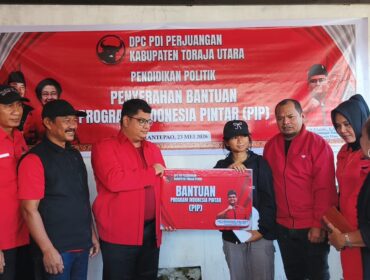 Ketua PDI Perjuangan Toraja Utara menyerahkan bantuan Program Indonesia Pintar (PIP) kepada 87 Siswa Penerima secara simbolis, Sabtu (23/5/2026). Foto: Istimewa