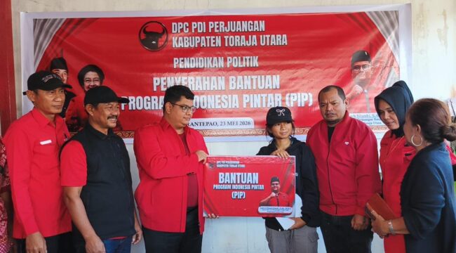 Ketua PDI Perjuangan Toraja Utara menyerahkan bantuan Program Indonesia Pintar (PIP) kepada 87 Siswa Penerima secara simbolis, Sabtu (23/5/2026). Foto: Istimewa