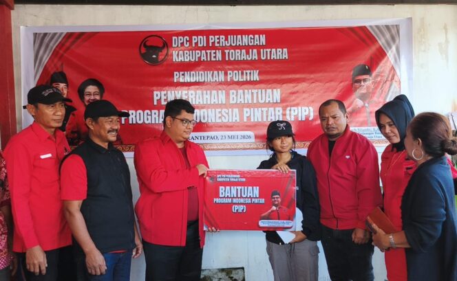 
					Ketua PDI Perjuangan Toraja Utara menyerahkan bantuan Program Indonesia Pintar (PIP) kepada 87 Siswa Penerima secara simbolis, Sabtu (23/5/2026). Foto: Istimewa