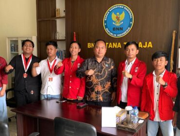 Pengurus DPC GMNI Toraja Utara saat audiensi dengan Kepala BNNK Tana Toraja. Foto: Istimewa