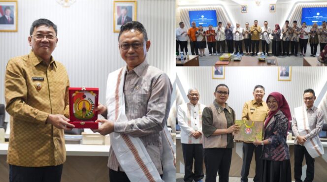 
					Bupati Toraja Utara Frederik Victor Palimbong, FKIP Toraja Utara dan rombongan saat melakukan Studi Tiru ke Pemerintah Kota Pontianak di Kalimantan Barat. Foto: Istimewa