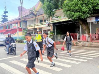 Penempatan personil Satlantas Polres Tana Toraja pada titik-titik  strategis untuk memantau dan mengendalikan arus lalu lintas secara efektif. Foto: Istimewa