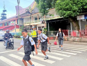 Penempatan personil Satlantas Polres Tana Toraja pada titik-titik  strategis untuk memantau dan mengendalikan arus lalu lintas secara efektif. Foto: Istimewa