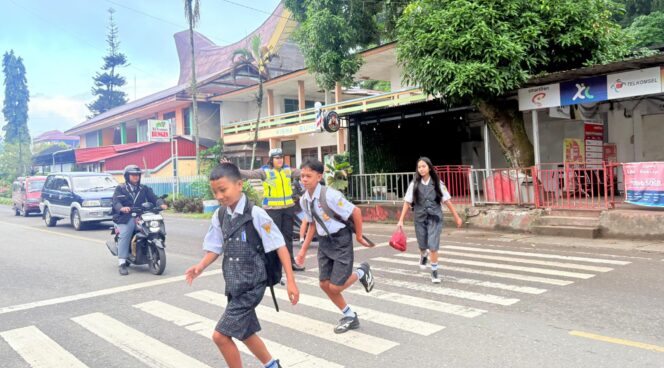 
					Penempatan personil Satlantas Polres Tana Toraja pada titik-titik  strategis untuk memantau dan mengendalikan arus lalu lintas secara efektif. Foto: Istimewa