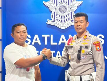 Ketua APDESI Tana Toraja, Pradyan Rizky Londong Allo (kiri) bersama AKP. Sarifuddin Kasat Lantas Polres Tana Toraja (kanan). Foto: Istimewa