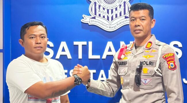 Ketua APDESI Tana Toraja, Pradyan Rizky Londong Allo (kiri) bersama AKP. Sarifuddin Kasat Lantas Polres Tana Toraja (kanan). Foto: Istimewa