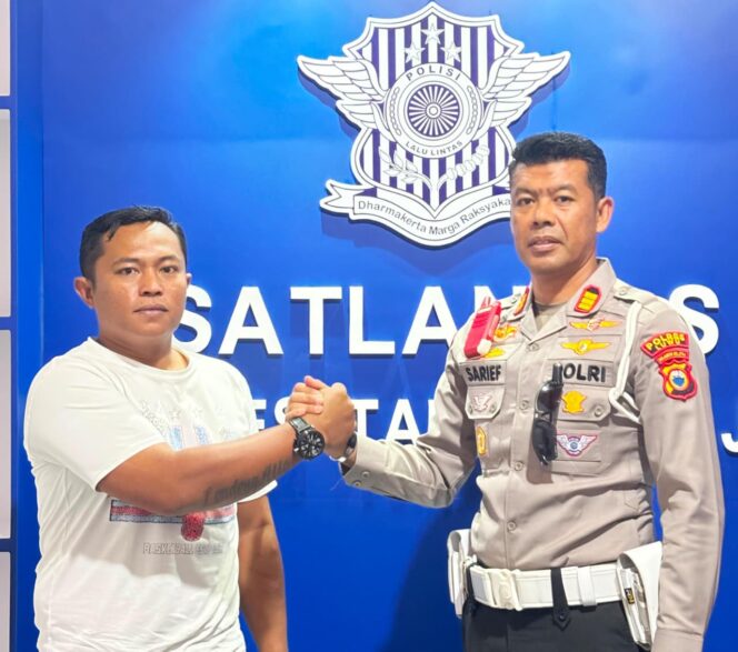 
					Ketua APDESI Tana Toraja, Pradyan Rizky Londong Allo (kiri) bersama AKP. Sarifuddin Kasat Lantas Polres Tana Toraja (kanan). Foto: Istimewa