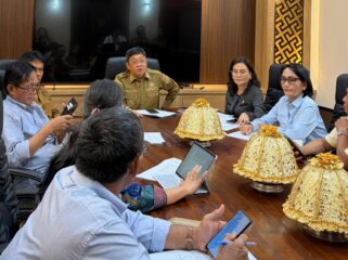 Bupati Toraja Utara, Frederik Victor Palimbong saat menerima langsung kunjungan kerja Pansus Ranperda DPRD Sulsel yang dipimpin Ketua Pansus, Dra. Firmina Tallulembang pada Senin (8/6/2026). Foto: Istimewa