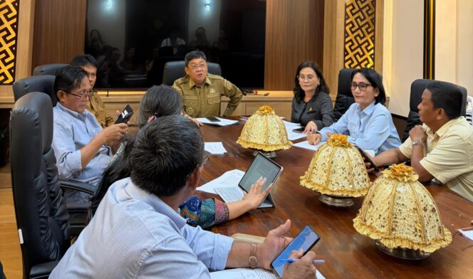 
					Bupati Toraja Utara, Frederik Victor Palimbong saat menerima langsung kunjungan kerja Pansus Ranperda DPRD Sulsel yang dipimpin Ketua Pansus, Dra. Firmina Tallulembang pada Senin (8/6/2026). Foto: Istimewa