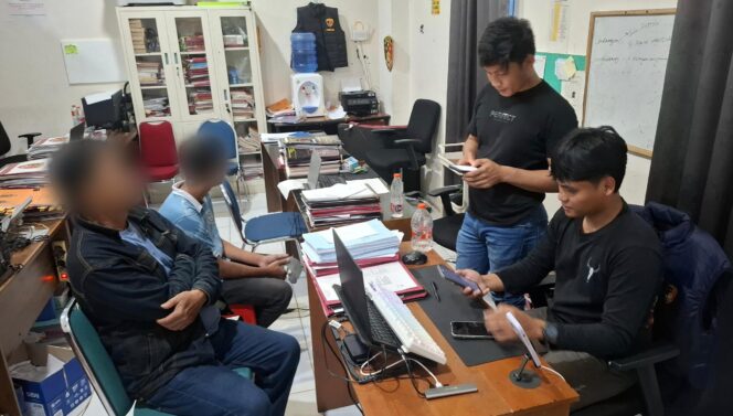 
					Dua pelaku judi di Arena Tedong Silaga Saloso diamankan polisi, pada Senin (8/6/2026). Foto: Istimewa