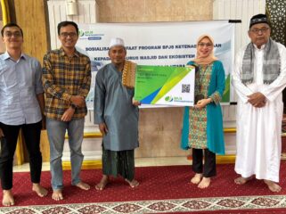 Penyerahan simbolis kepesertaan BPJS Ketenagakerjaan oleh Ibu Sulis Indrayani kepada pengurus Masjid Besar Rantepao. Foto: Istimewa
