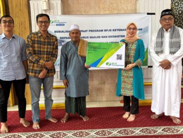 Penyerahan simbolis kepesertaan BPJS Ketenagakerjaan oleh Ibu Sulis Indrayani kepada pengurus Masjid Besar Rantepao. Foto: Istimewa